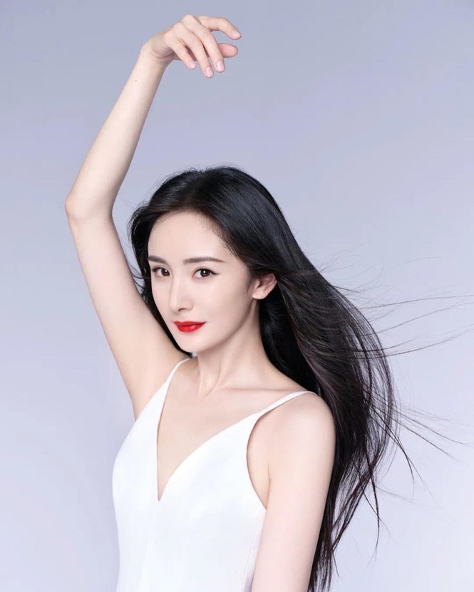 'Mỹ nhân hàng hiệu' Dương Mịch sang chảnh với thần thái đỉnh cao - ảnh 1