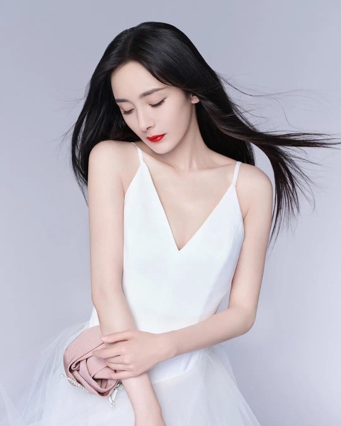 'Mỹ nhân hàng hiệu' Dương Mịch sang chảnh với thần thái đỉnh cao - ảnh 2