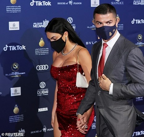 Georgina quá nóng bỏng tháp tùng bạn trai Ronaldo nhận giải 'Cầu thủ xuất sắc nhất thế kỷ' - ảnh 1