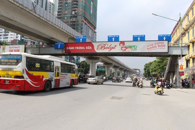 Hàng loạt biển quảng cáo cầu vượt hết phép tại Hà Nội - ảnh 8