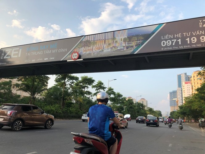Hàng loạt biển quảng cáo cầu vượt hết phép tại Hà Nội - ảnh 9