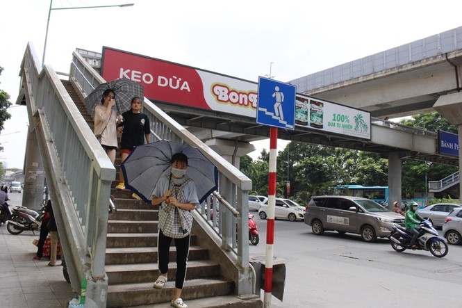 Hàng loạt biển quảng cáo cầu vượt hết phép tại Hà Nội - ảnh 10