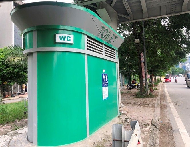 Hàng loạt biển quảng cáo cầu vượt hết phép tại Hà Nội - ảnh 2