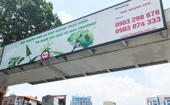 Hàng loạt biển quảng cáo cầu vượt hết phép tại Hà Nội - ảnh 3