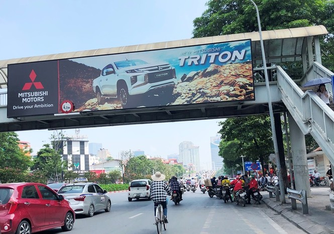 Hàng loạt biển quảng cáo cầu vượt hết phép tại Hà Nội - ảnh 4