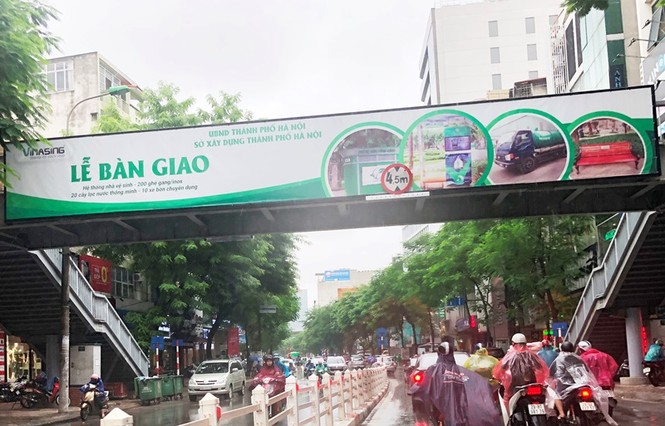 Hàng loạt biển quảng cáo cầu vượt hết phép tại Hà Nội - ảnh 7