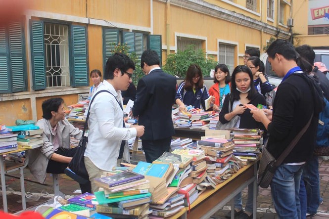 Sinh viên “khởi nghiệp” với nghề bán sách cũ - ảnh 1