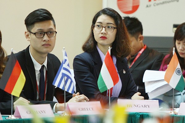 Nữ sinh Ngoại thương xinh đẹp tham gia Tuần lễ Thanh niên ASEM - ảnh 1