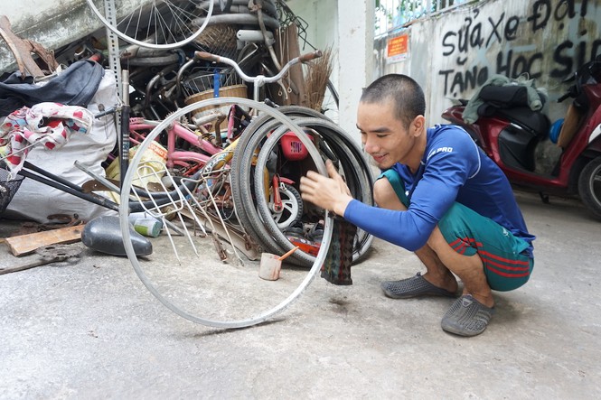 Chàng kỹ thuật viên 'hồi sinh' xe đạp cũ tặng học trò nghèo - ảnh 1
