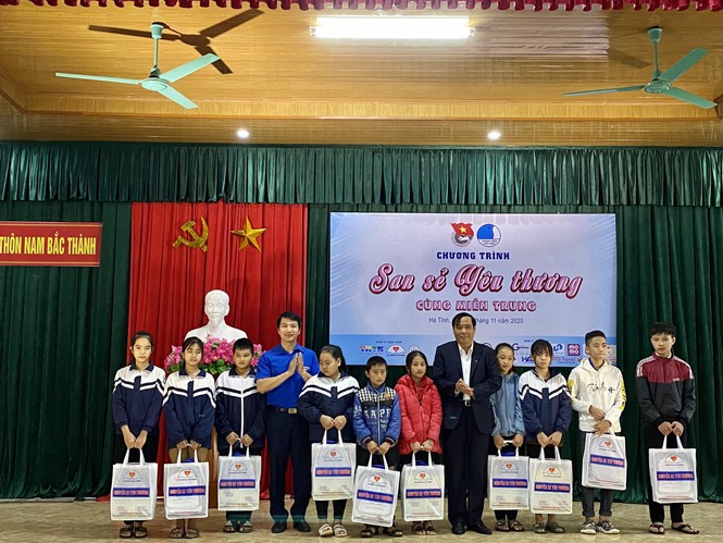 Chuyến xe san sẻ yêu thương cùng miền Trung - ảnh 1