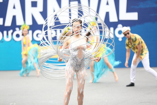 Rực rỡ Carnival đường phố Hà Nội kỷ niệm “20 năm Thành phố Vì hòa bình” - ảnh 11