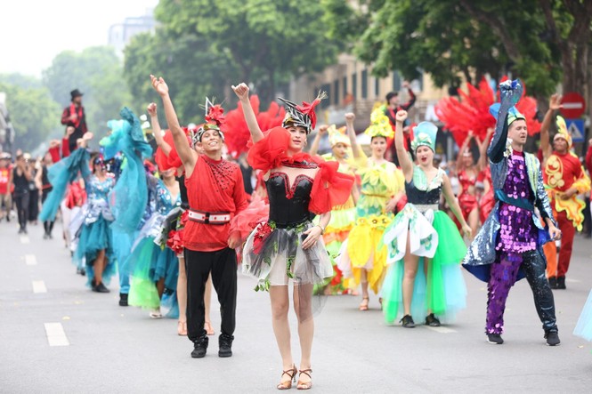 Rực rỡ Carnival đường phố Hà Nội kỷ niệm “20 năm Thành phố Vì hòa bình” - ảnh 2