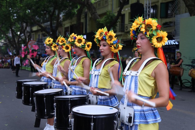 Rực rỡ Carnival đường phố Hà Nội kỷ niệm “20 năm Thành phố Vì hòa bình” - ảnh 22