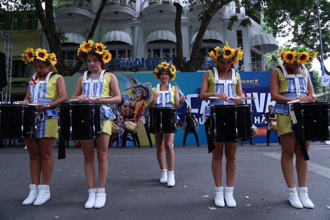 Rực rỡ Carnival đường phố Hà Nội kỷ niệm “20 năm Thành phố Vì hòa bình” - ảnh 23