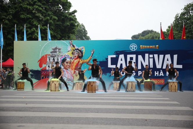 Rực rỡ Carnival đường phố Hà Nội kỷ niệm “20 năm Thành phố Vì hòa bình” - ảnh 17