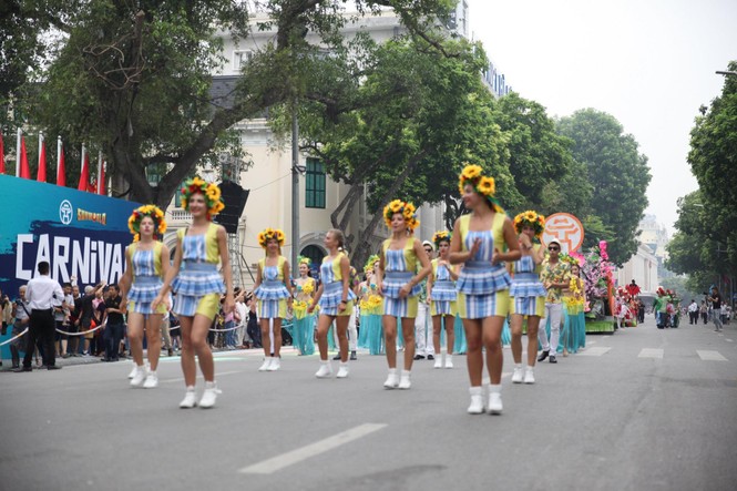 Rực rỡ Carnival đường phố Hà Nội kỷ niệm “20 năm Thành phố Vì hòa bình” - ảnh 15