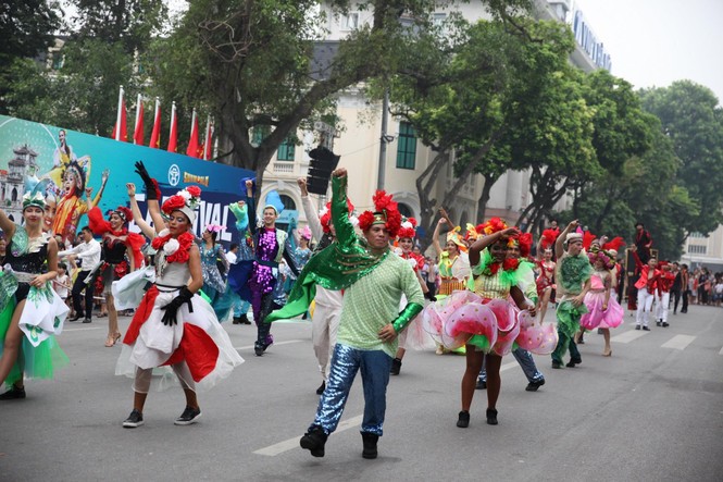 Rực rỡ Carnival đường phố Hà Nội kỷ niệm “20 năm Thành phố Vì hòa bình” - ảnh 16