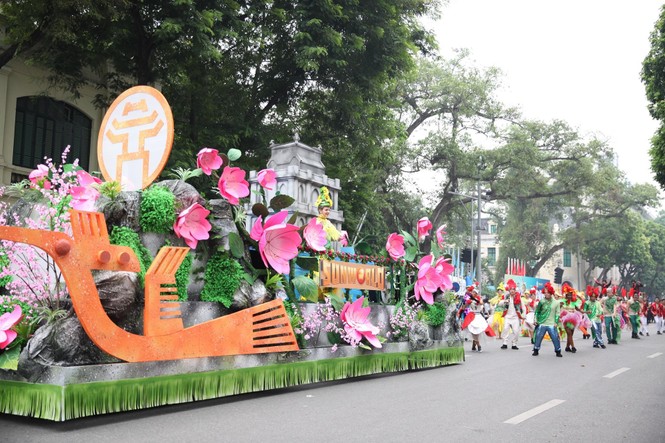Rực rỡ Carnival đường phố Hà Nội kỷ niệm “20 năm Thành phố Vì hòa bình” - ảnh 13