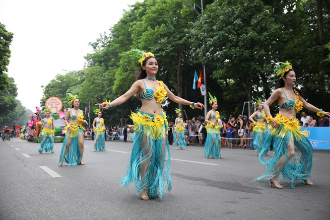 Rực rỡ Carnival đường phố Hà Nội kỷ niệm “20 năm Thành phố Vì hòa bình” - ảnh 14
