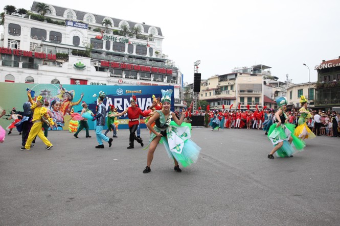Rực rỡ Carnival đường phố Hà Nội kỷ niệm “20 năm Thành phố Vì hòa bình” - ảnh 18
