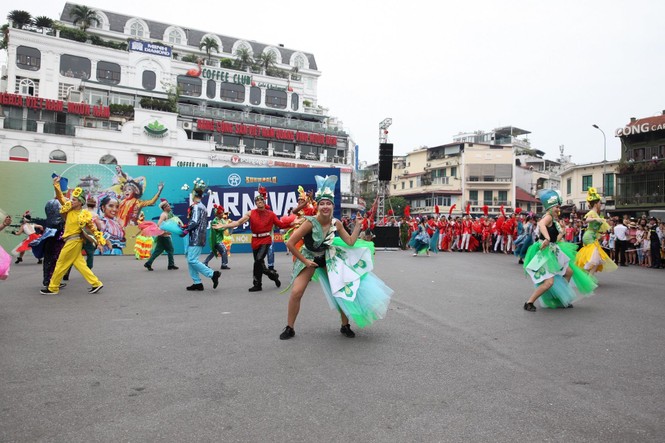 Rực rỡ Carnival đường phố Hà Nội kỷ niệm “20 năm Thành phố Vì hòa bình” - ảnh 20