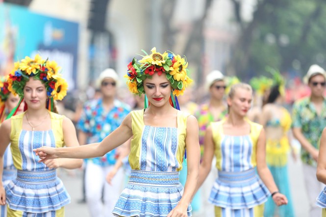 Rực rỡ Carnival đường phố Hà Nội kỷ niệm “20 năm Thành phố Vì hòa bình” - ảnh 3