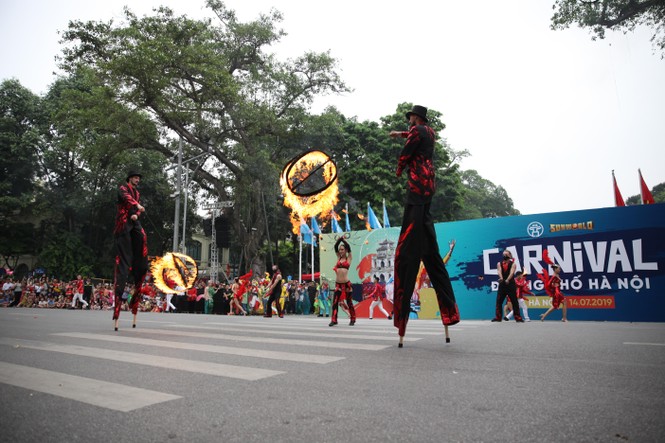 Rực rỡ Carnival đường phố Hà Nội kỷ niệm “20 năm Thành phố Vì hòa bình” - ảnh 19