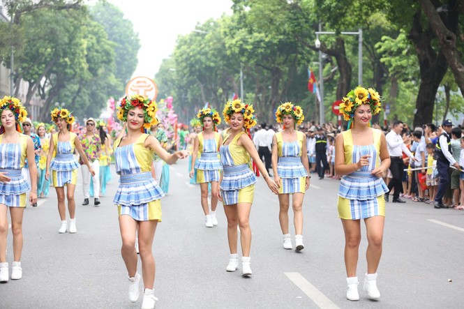 Rực rỡ Carnival đường phố Hà Nội kỷ niệm “20 năm Thành phố Vì hòa bình” - ảnh 1