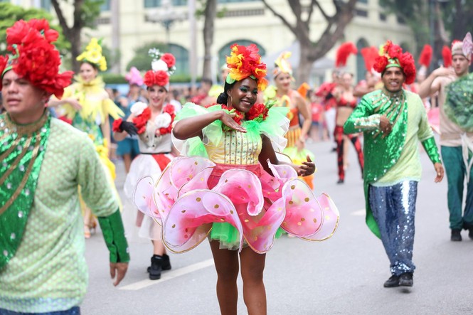 Rực rỡ Carnival đường phố Hà Nội kỷ niệm “20 năm Thành phố Vì hòa bình” - ảnh 4