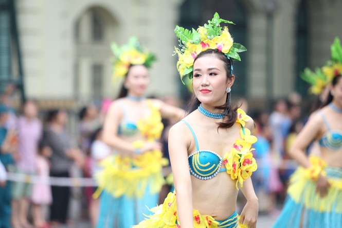 Rực rỡ Carnival đường phố Hà Nội kỷ niệm “20 năm Thành phố Vì hòa bình” - ảnh 5