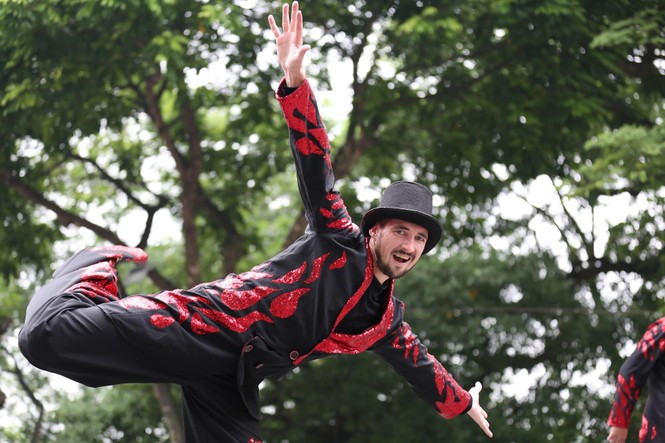 Rực rỡ Carnival đường phố Hà Nội kỷ niệm “20 năm Thành phố Vì hòa bình” - ảnh 8