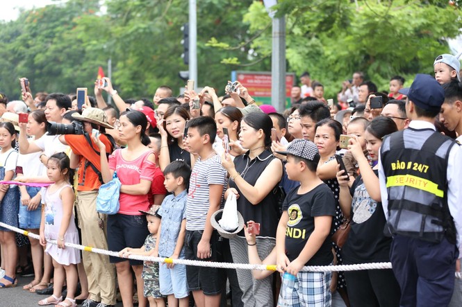 Rực rỡ Carnival đường phố Hà Nội kỷ niệm “20 năm Thành phố Vì hòa bình” - ảnh 9