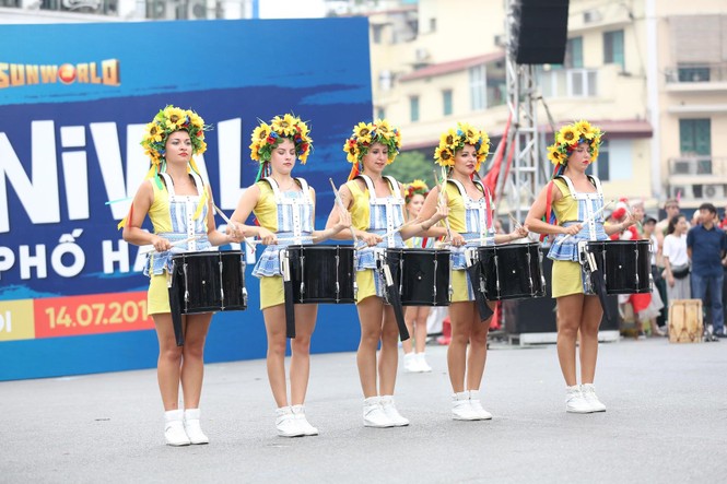 Rực rỡ Carnival đường phố Hà Nội kỷ niệm “20 năm Thành phố Vì hòa bình” - ảnh 10