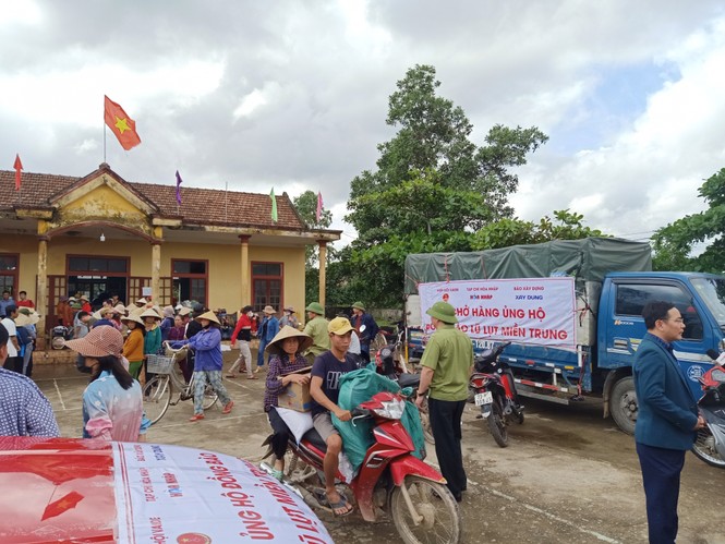 Báo Xây dựng chung tay hỗ trợ đồng bào miền Trung bị thiệt hại do mưa lũ - ảnh 9