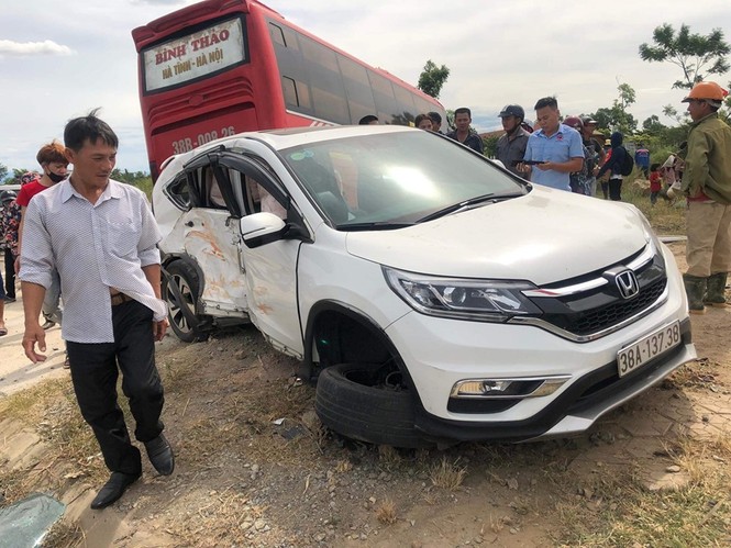 Xe khách đâm ô tô lao lên vỉa hè, 2 người bị thương nặng - ảnh 2