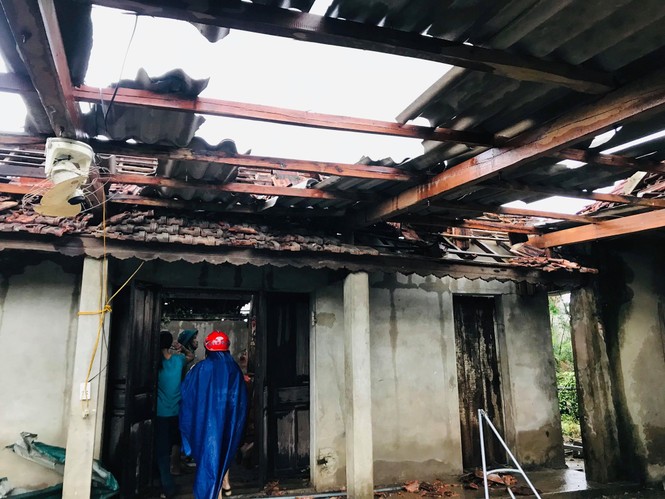 Lốc xoáy làm tốc mái 40 căn nhà - ảnh 2