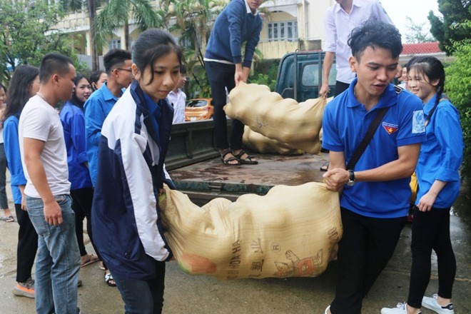 Tuổi trẻ Hà Tĩnh chung tay “giải cứu” bưởi Phúc Trạch giúp dân vùng lũ - ảnh 1