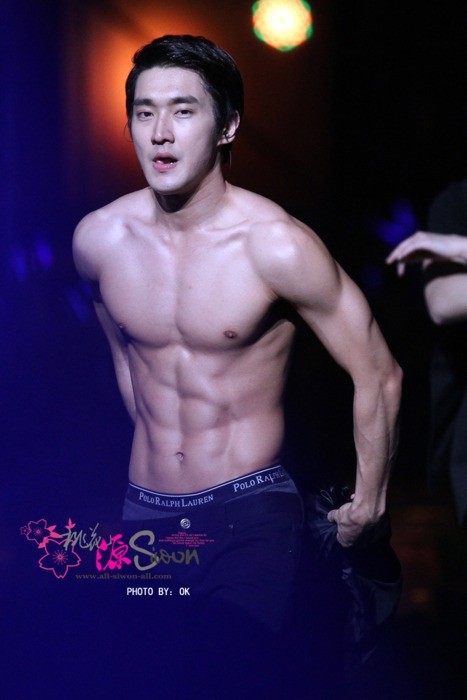 Nam idol K-pop khoe cơ thể 6 múi - ảnh 1