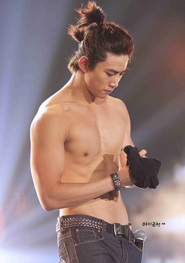 Nam idol K-pop khoe cơ thể 6 múi - ảnh 2