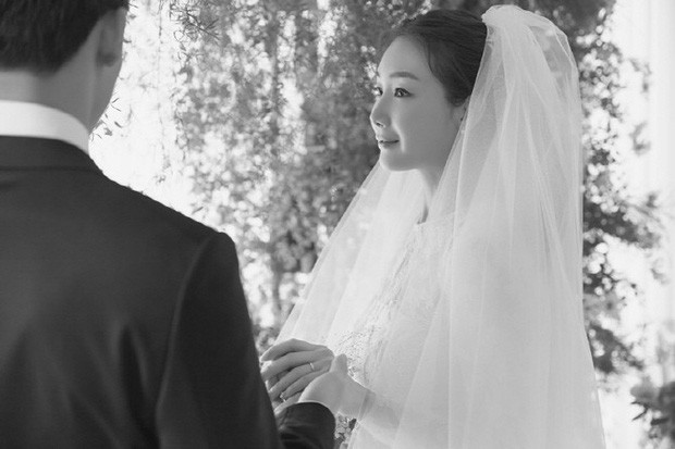 Choi Ji Woo trở thành “bà mẹ lớn tuổi” khi hạ sinh con gái đầu lòng ở tuổi 45 - ảnh 2