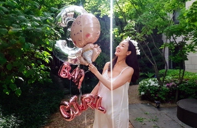 Choi Ji Woo trở thành “bà mẹ lớn tuổi” khi hạ sinh con gái đầu lòng ở tuổi 45 - ảnh 1