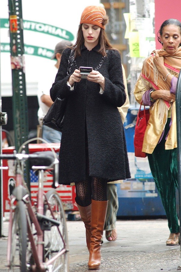 Đóng phim nào cũng tạo xu hướng thời trang, Anne Hathaway quả đúng là “nữ hoàng mặc đẹp” - ảnh 3