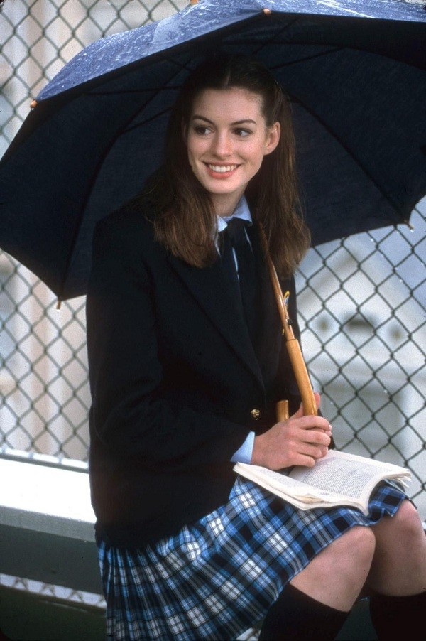 Đóng phim nào cũng tạo xu hướng thời trang, Anne Hathaway quả đúng là “nữ hoàng mặc đẹp” - ảnh 1