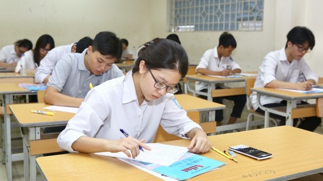 Đà Nẵng xếp bàn ghế giãn cách cho thí sinh ở kỳ thi tốt nghiệp THPT năm 2020 - ảnh 1