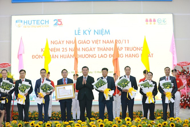 Trường ĐH Công nghệ TP. HCM nhận Huân chương Lao động hạng Nhất - ảnh 1