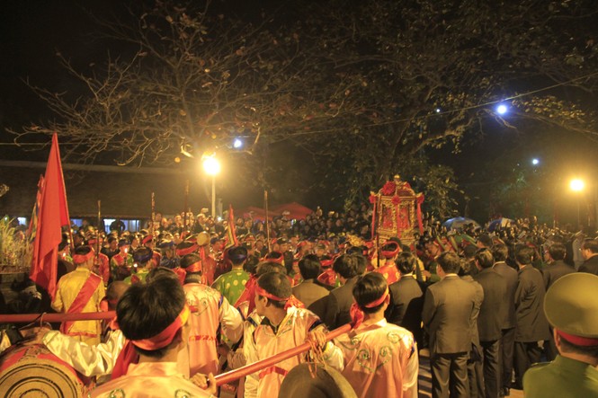 Biển người chen lấn sau giờ khai ấn đền Trần - ảnh 2