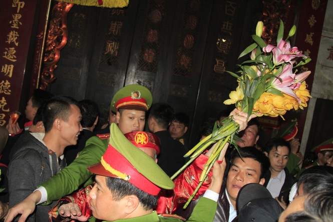 Biển người chen lấn sau giờ khai ấn đền Trần - ảnh 7