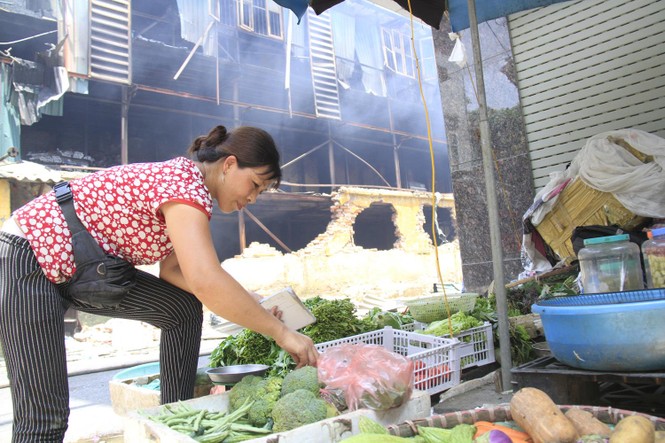 Tivi, máy giặt nóng chảy sau vụ cháy xưởng Cty Bóng đèn Rạng Đông - ảnh 2