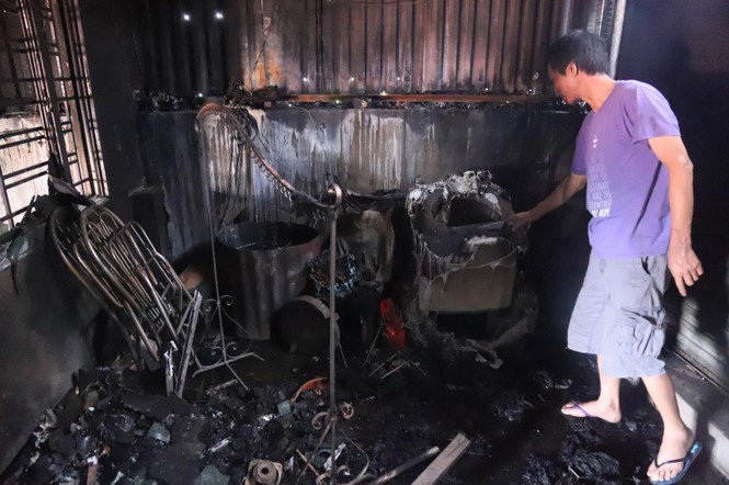 Tivi, máy giặt nóng chảy sau vụ cháy xưởng Cty Bóng đèn Rạng Đông - ảnh 3