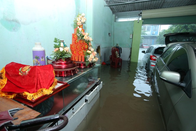 Đường ngập lụt, nhà trai dùng bể phao đẩy sính lễ ăn hỏi đến nhà gái - ảnh 1